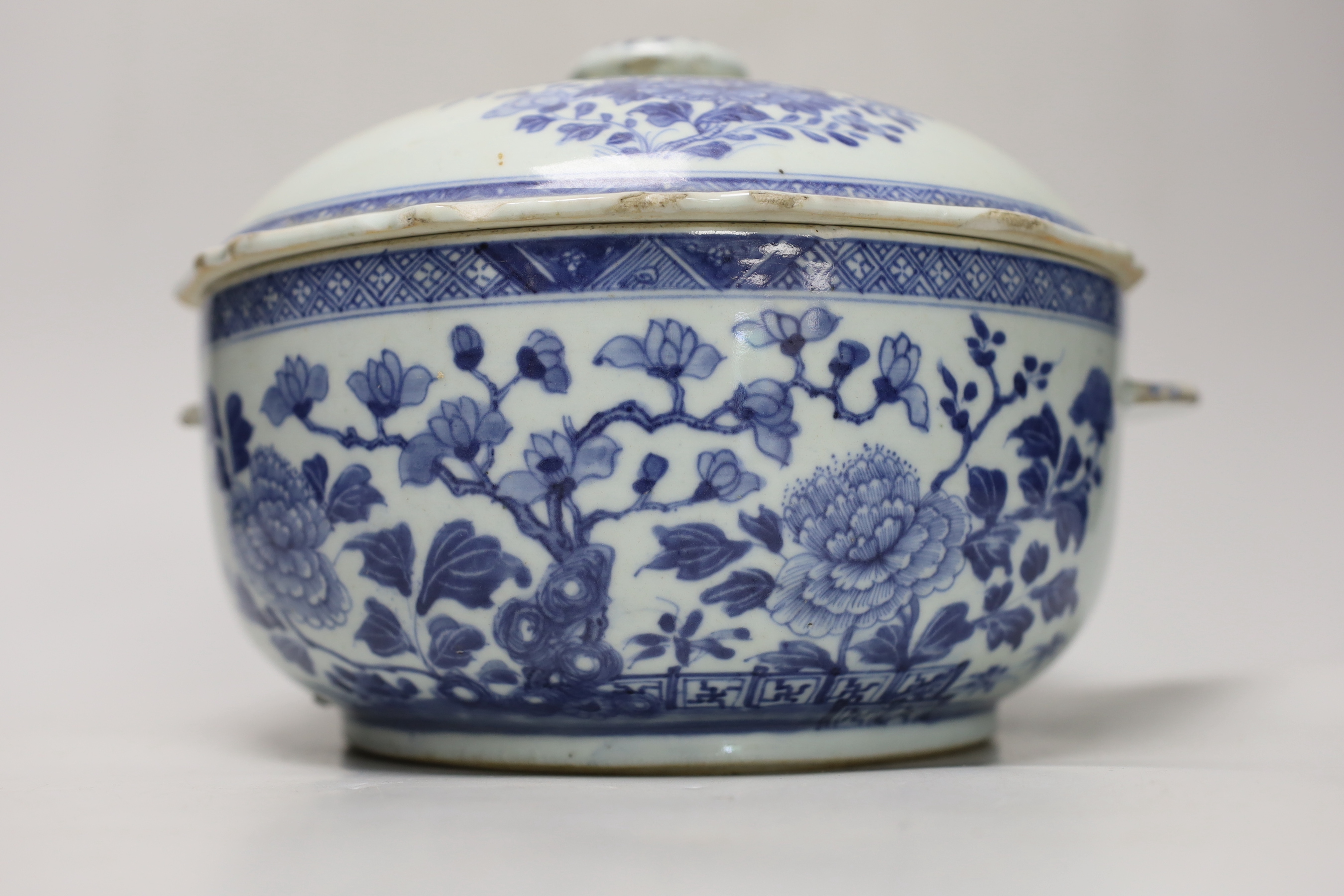 An 18th century Chinese blue and white bowl and cover, a/f, 19cm high